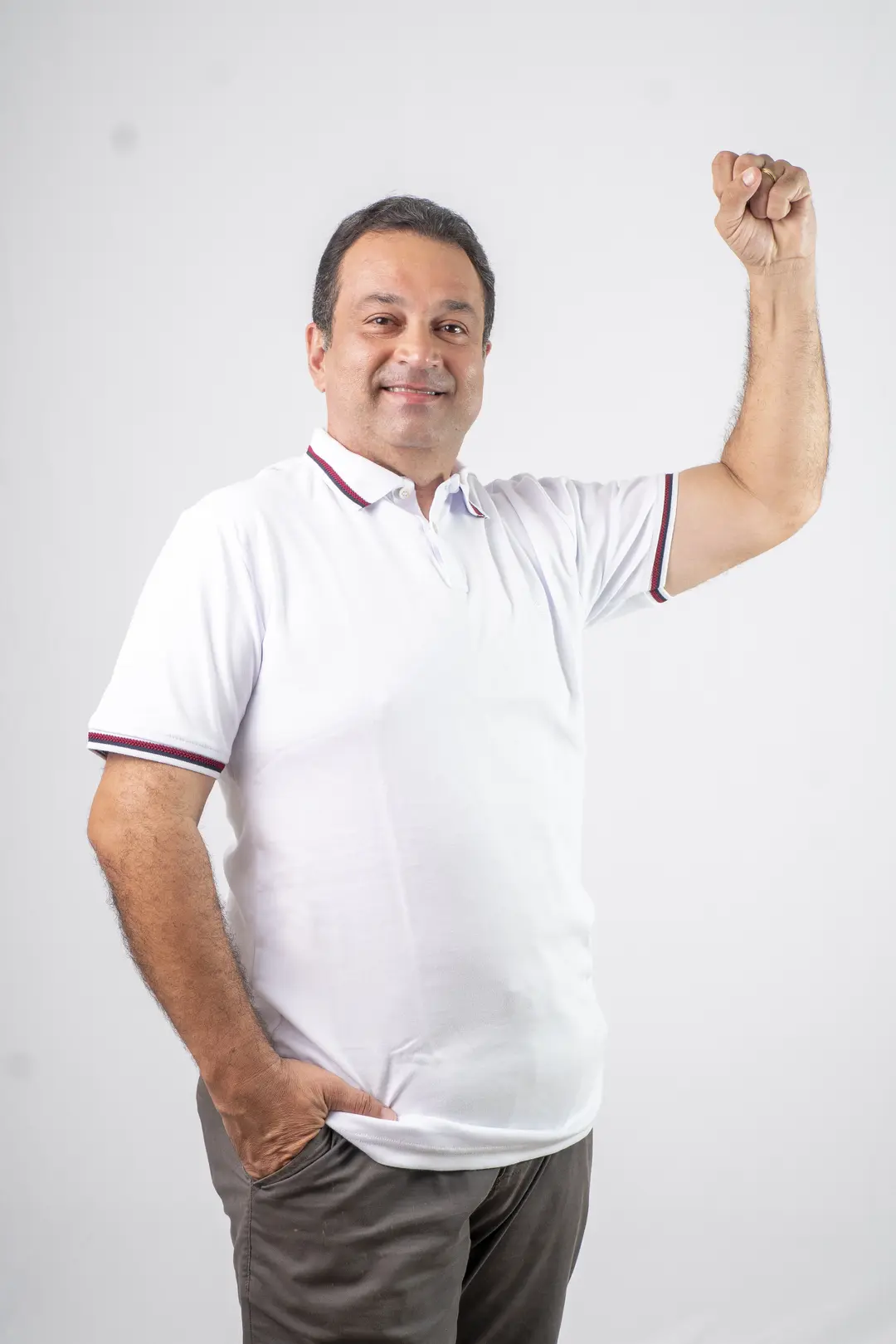 Deputado Estadual Adelmo Soares fazendo sinal de força, demonstrando comprometimento com o desenvolvimento do Maranhão