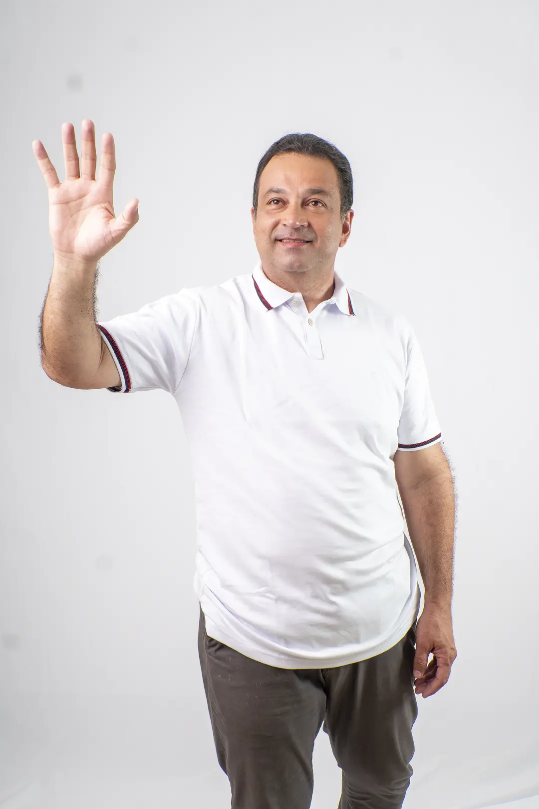 Deputado Estadual Adelmo Soares acenando para o povo maranhense, representando os resultados concretos do mandato