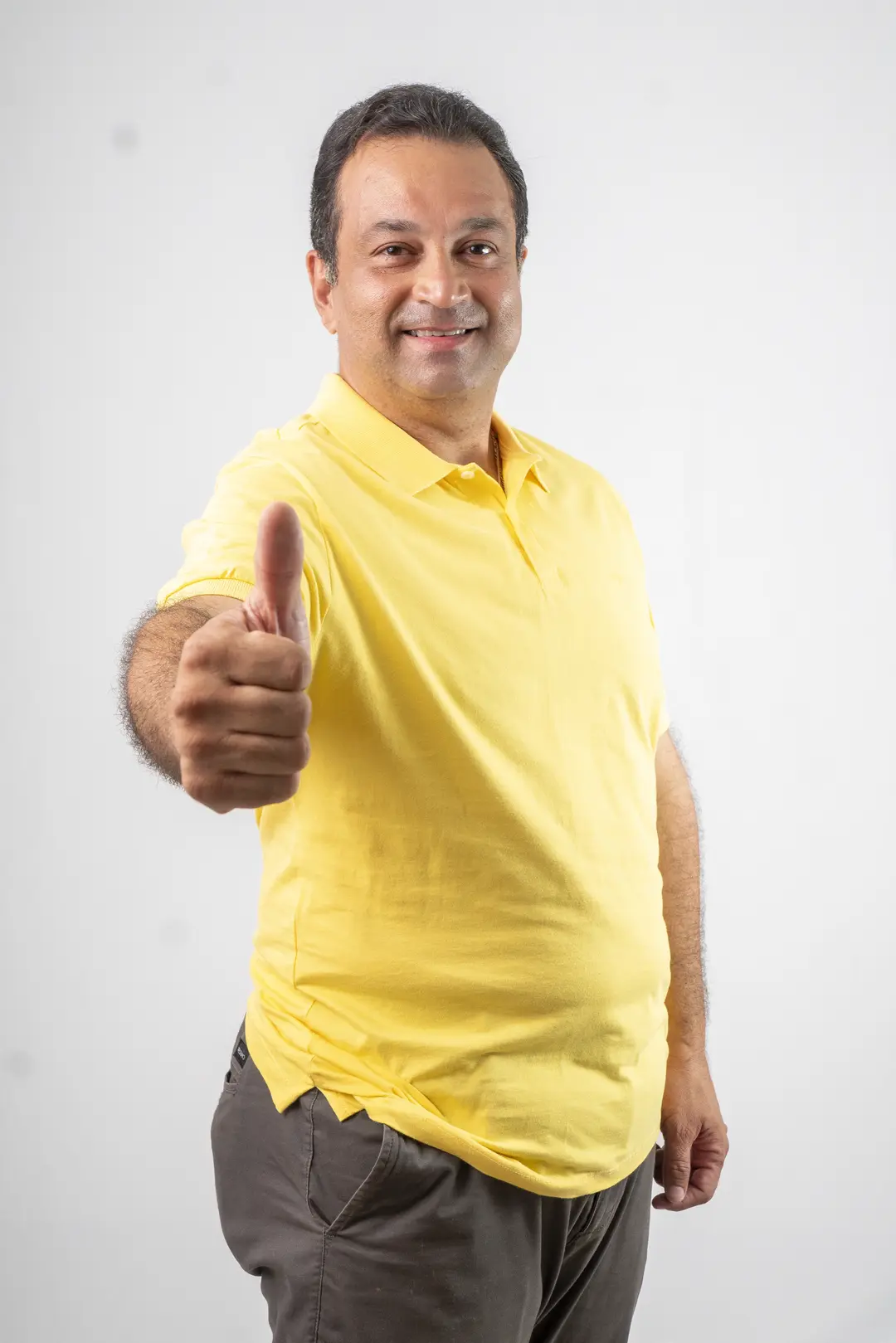 Deputado Estadual Adelmo Soares fazendo sinal de joia, representando compromisso com o povo maranhense